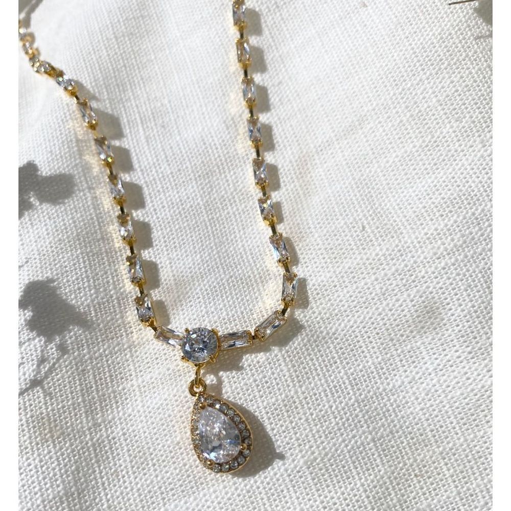 Zircon gold color teardrop necklace - Picture 2 of 3